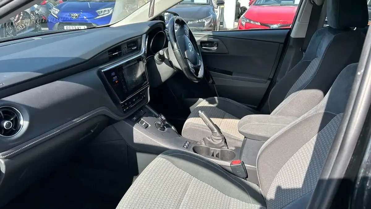 2017-toyota-auris-18-vvt-i-hsd-design-tss-hatchback-big-9