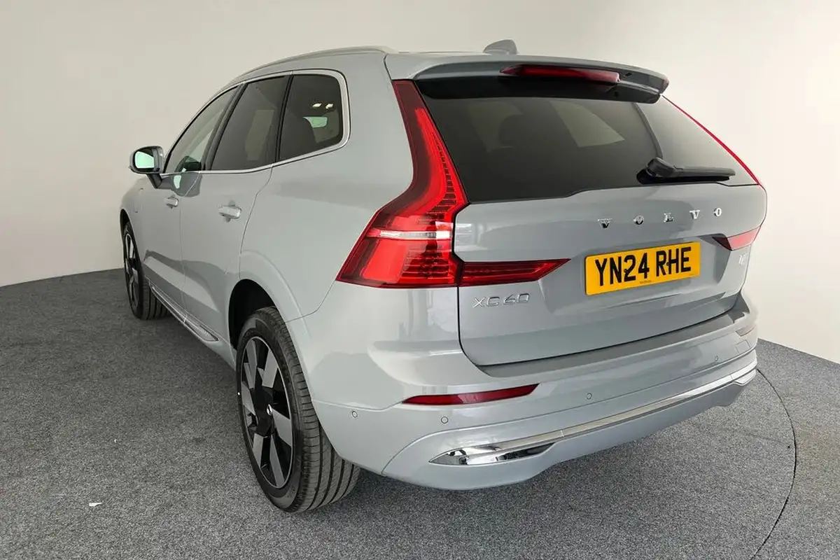 2024-volvo-xc60-20-t8-ultimate-dark-big-22