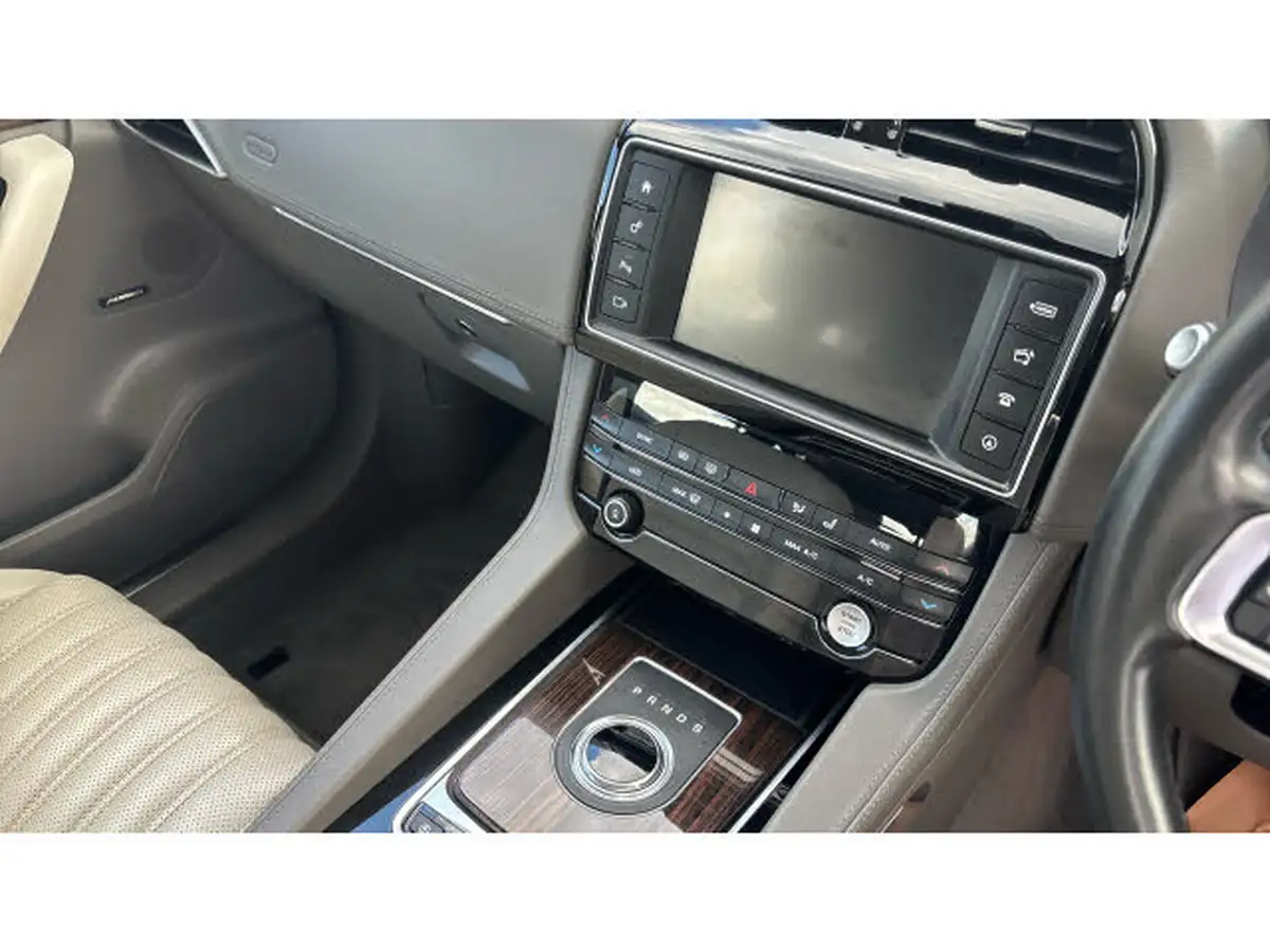 2017-jaguar-f-pace-20-i4d-portfolio-240ps-awd-ss-auto-big-13