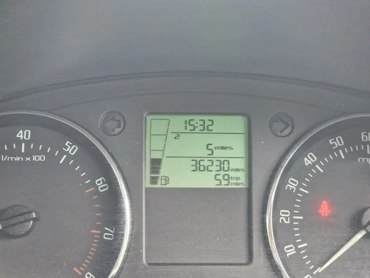 2012-skoda-fabia-14-se-mpi-85bhp-hatchback-big-12