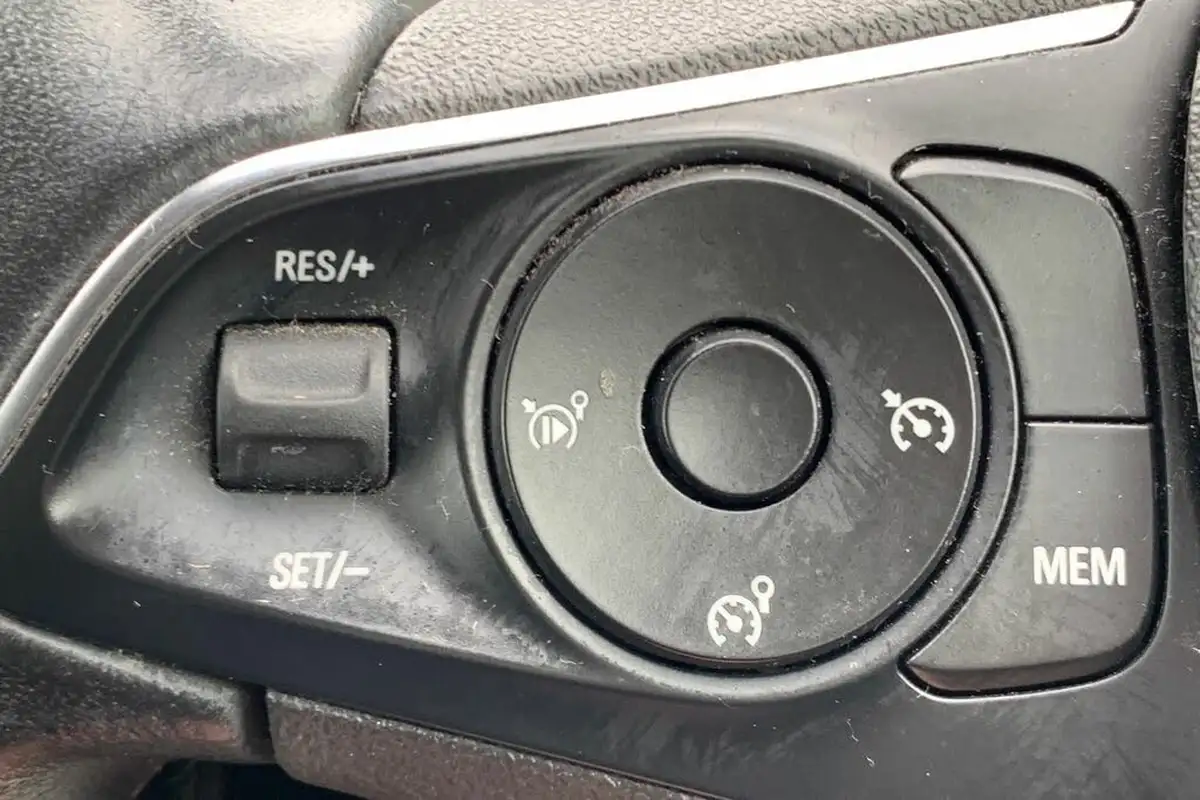 2019-vauxhall-grandland-x-12-tech-line-nav-big-14