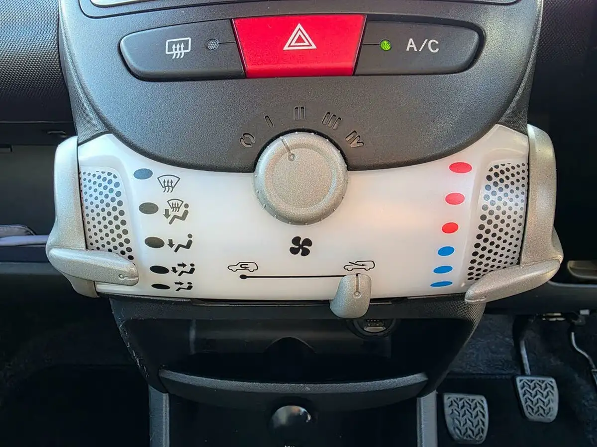 2014-peugeot-107-10-allure-5d-big-39