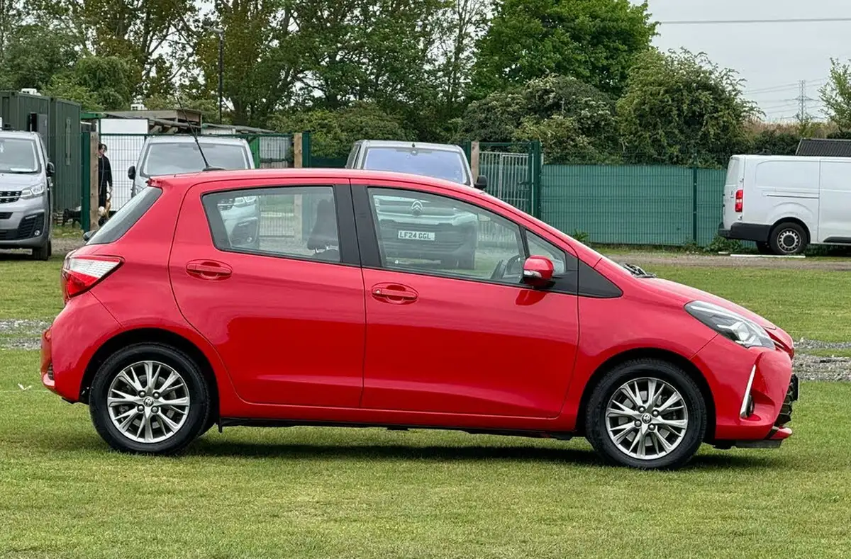 2017-toyota-yaris-15-vvt-i-icon-navi-hybrid-big-2