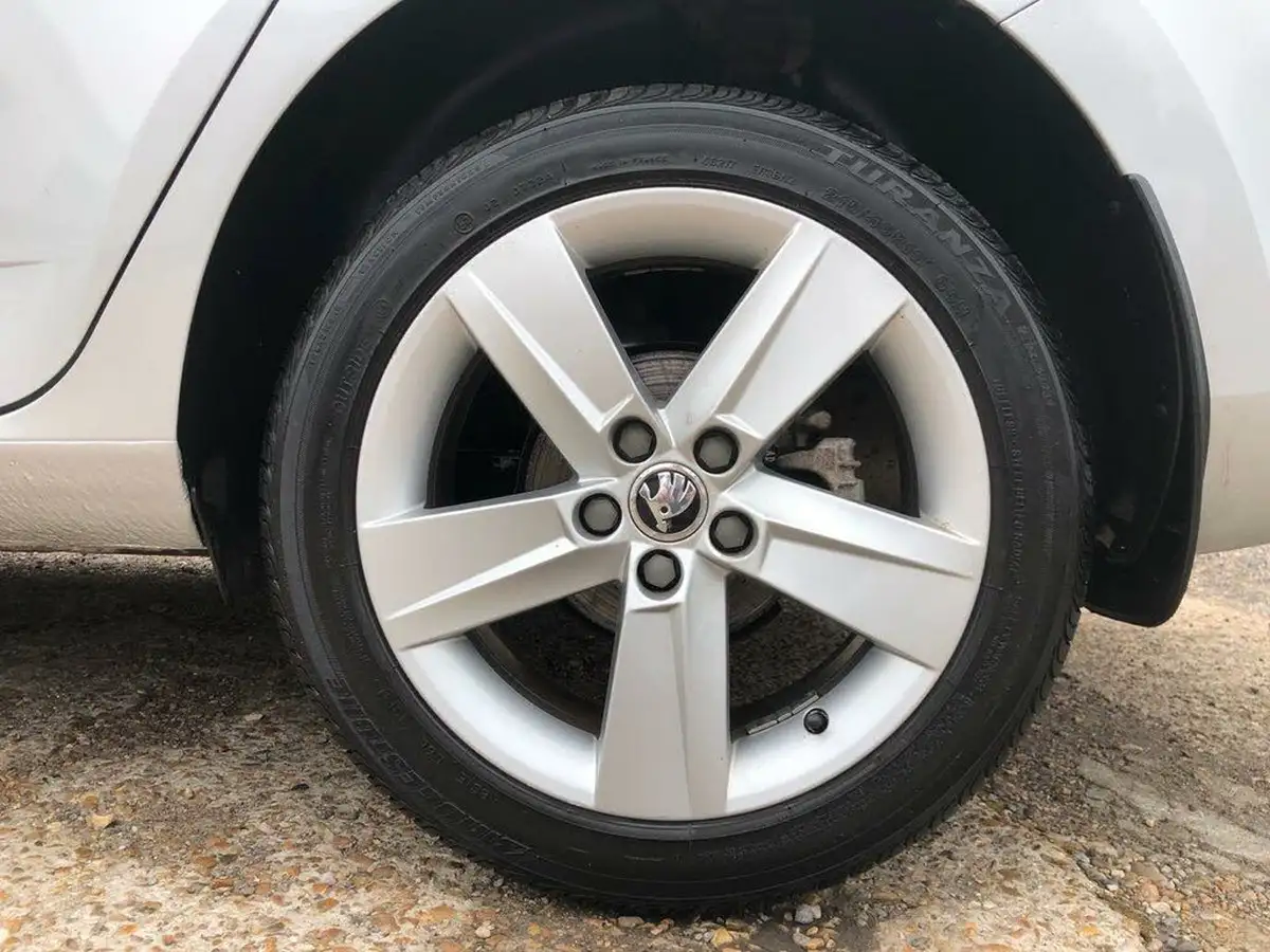 2017-skoda-fabia-10-tsi-se-l-109ps-estate-dsg-big-4