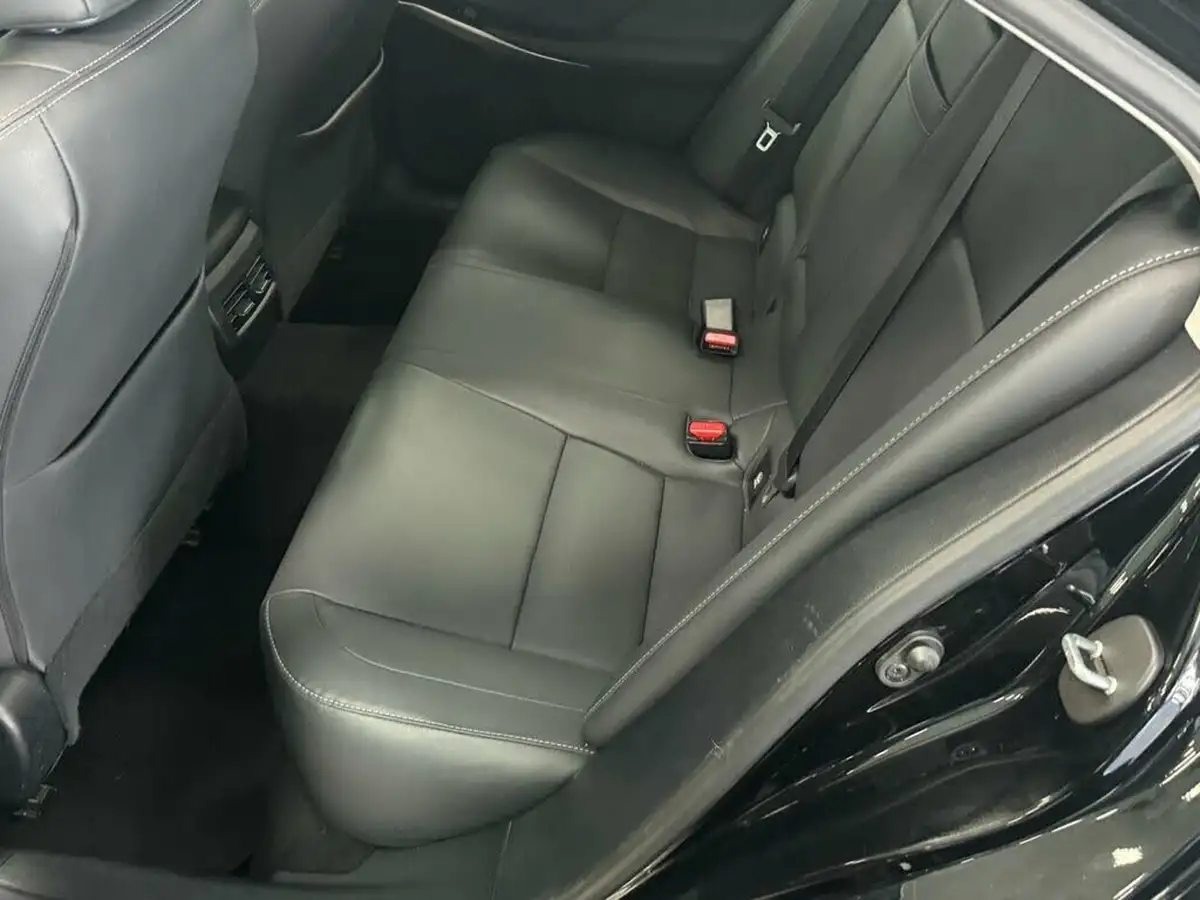2019-lexus-is-300h-25-is-big-37