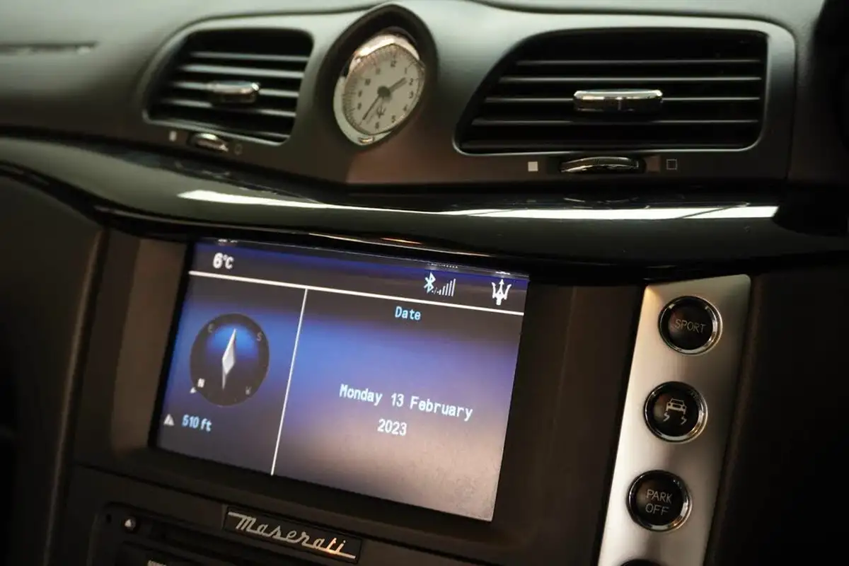 2010-maserati-grancabrio-47-big-31