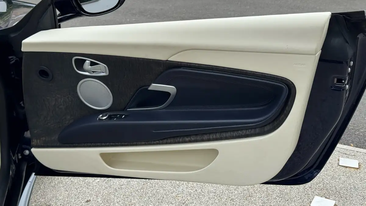 2019-aston-martin-db11-40-v8-big-22