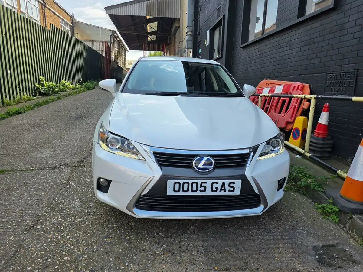 2015-lexus-ct-200h-18-advance-cvt-big-11