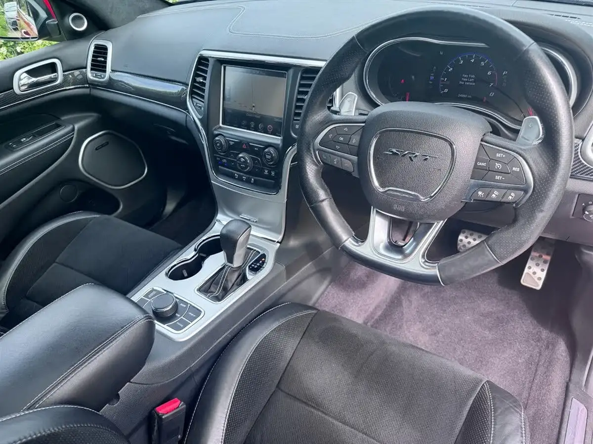 2017-jeep-grand-cherokee-64-hemi-srt-big-5