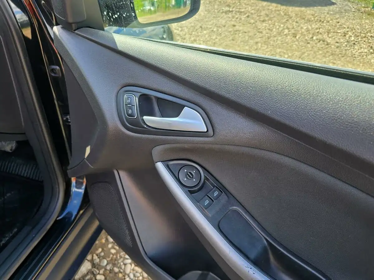 2015-ford-focus-16-zetec-hatchback-big-31