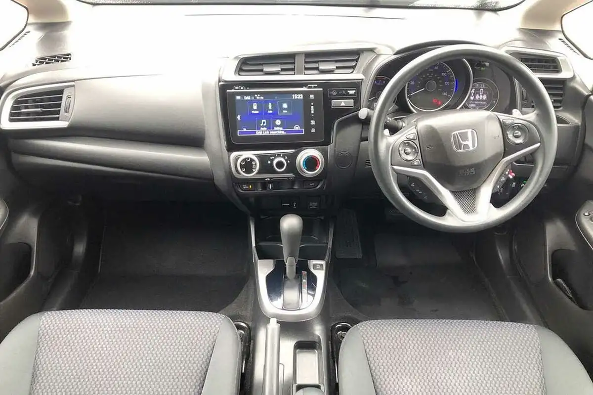 2019-honda-jazz-13-i-vtec-se-cvt-big-9