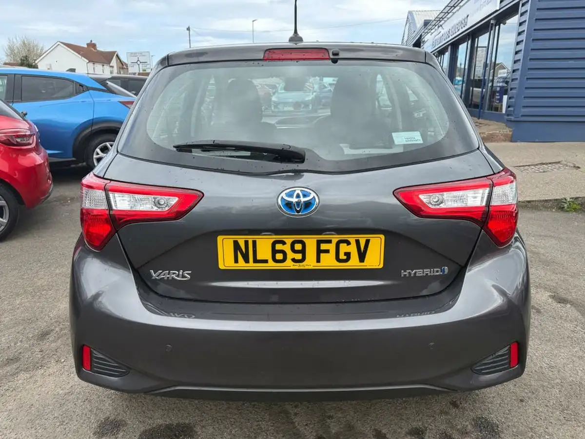 2019-toyota-yaris-15-vvt-i-icon-tech-98bhp-hybrid-1497cc-e-cvt-big-14