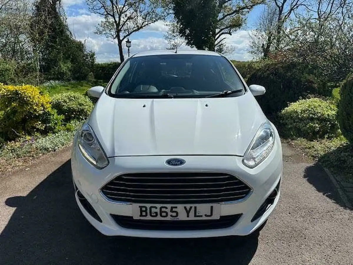 2015-ford-fiesta-125-zetec-3d-big-2
