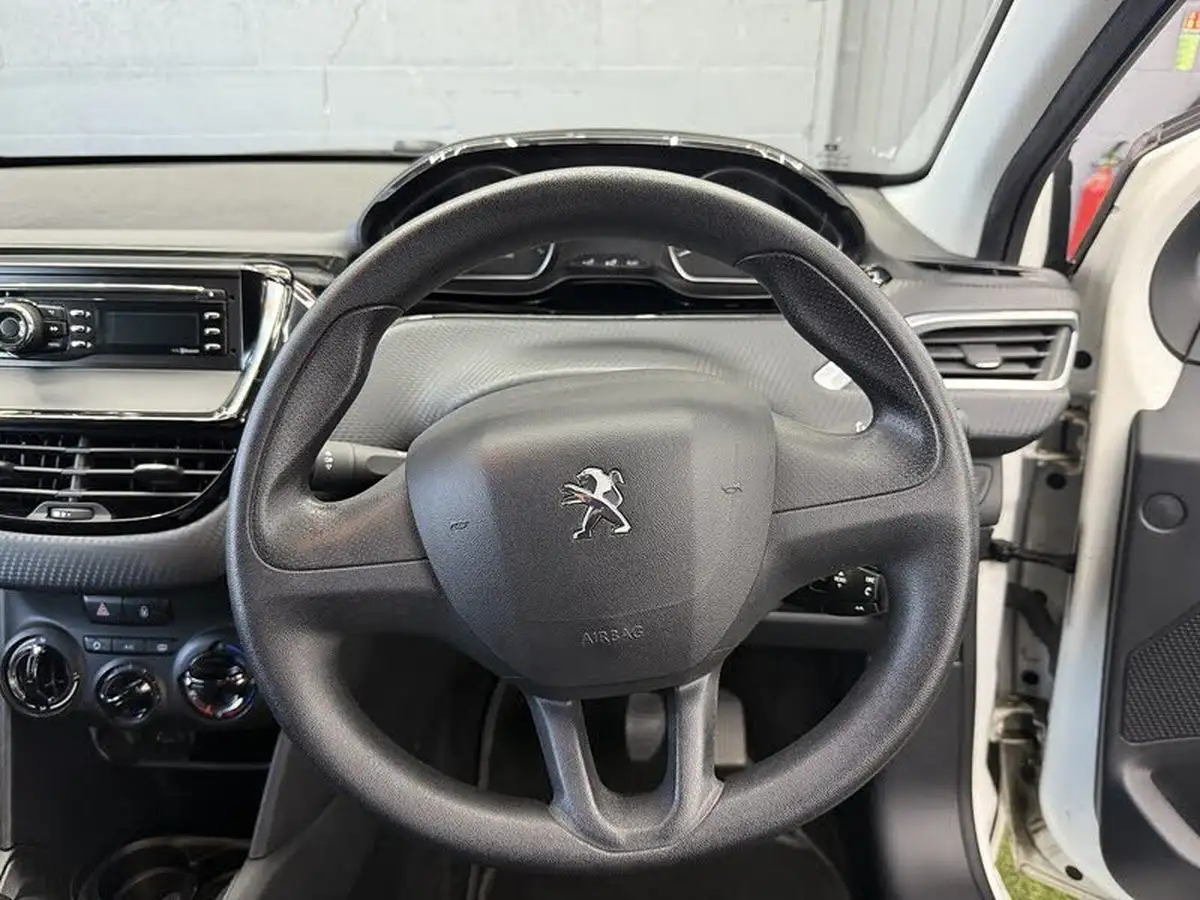 2015-peugeot-208-10-puretech-access-ac-3d-big-24
