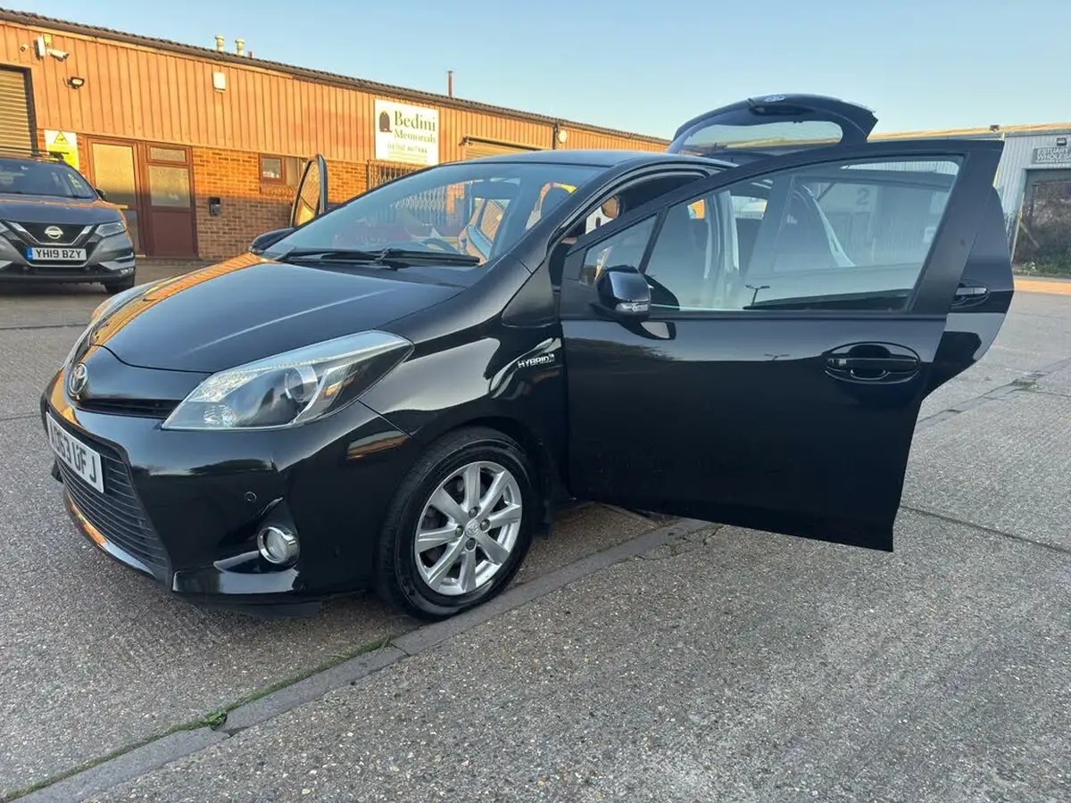 2014-toyota-yaris-15-vvt-i-icon-hybrid-big-68