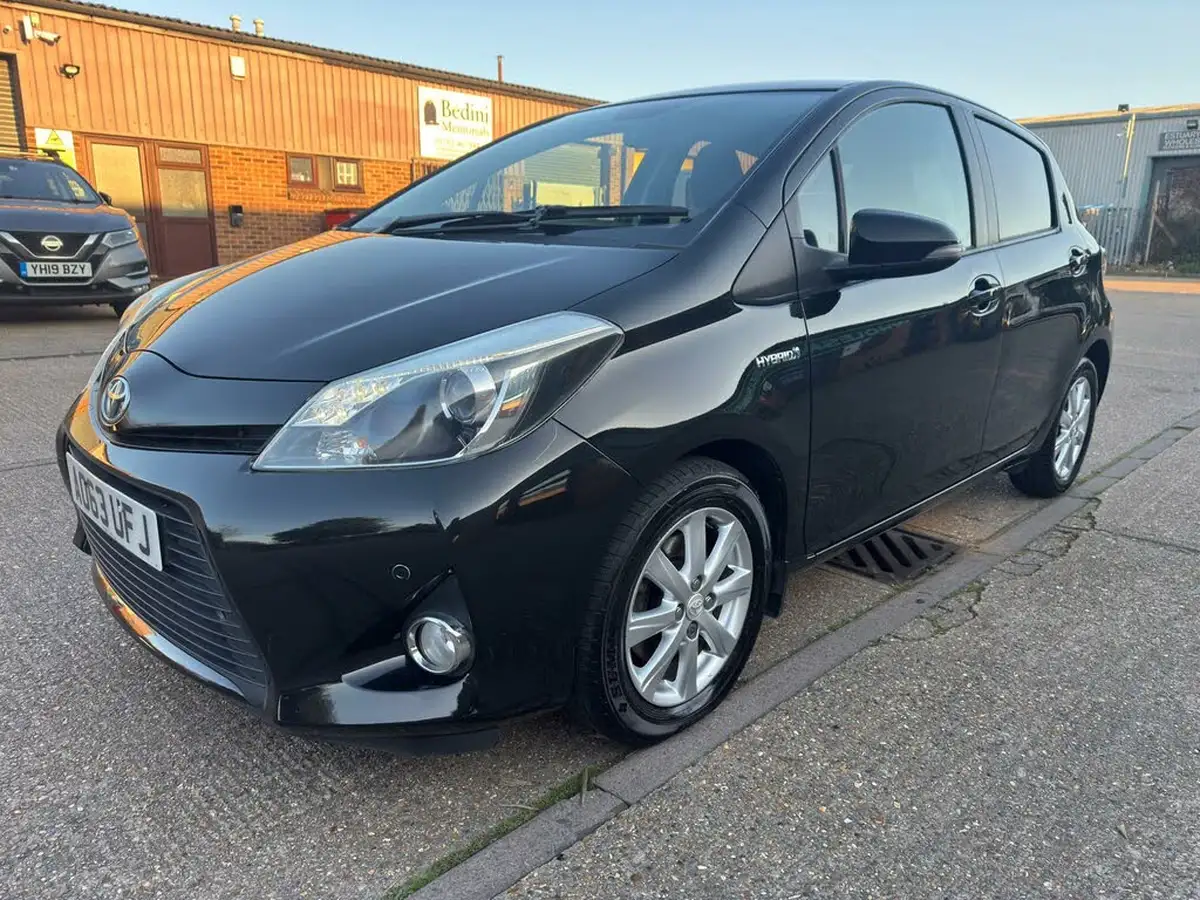 2014-toyota-yaris-15-vvt-i-icon-hybrid-big-16