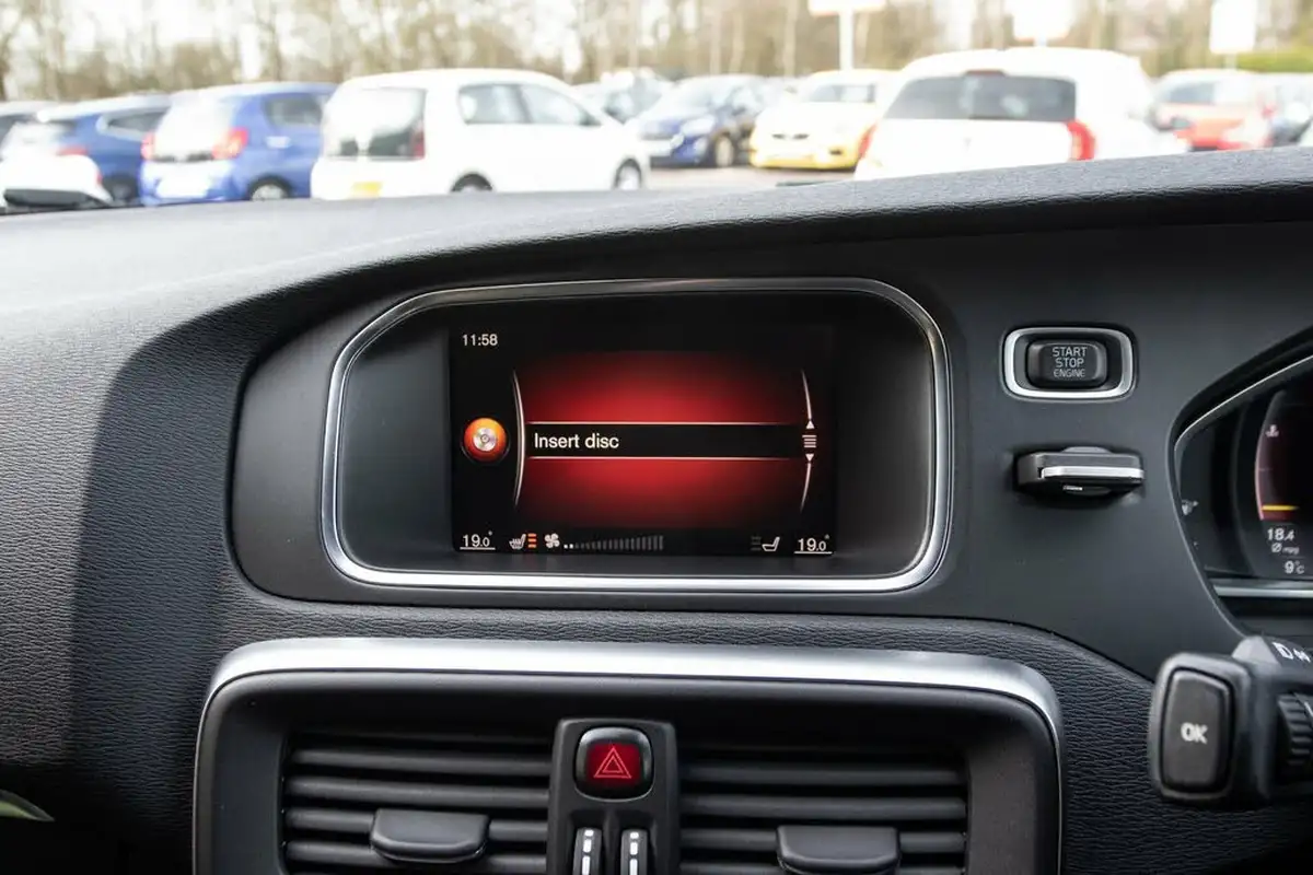 2019-volvo-v40-20td-d2-r-design-nav-plus-big-24