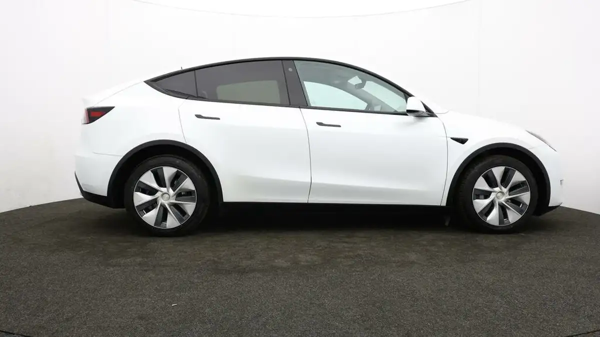 2022-tesla-model-y-e-long-range-big-32