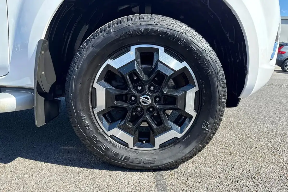 2020-nissan-navara-23dci-tt-tekna-8-navileather-auto-big-9