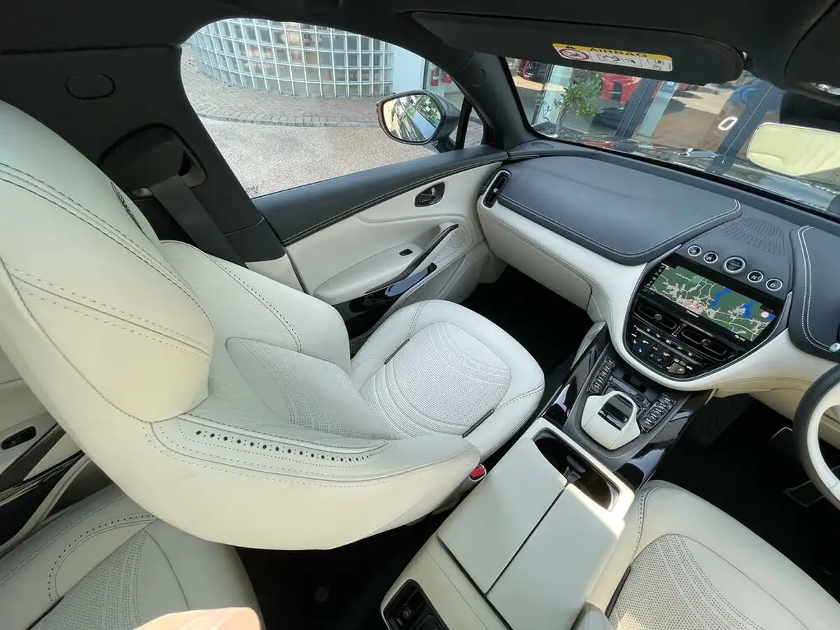 2024-aston-martin-dbx-40-v8-big-43