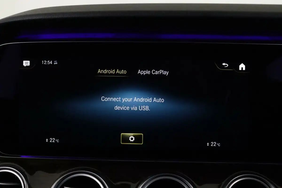 2020-mercedes-benz-e-class-20d-e300de-amg-line-edition-eq-power-saloon-4d-big-42