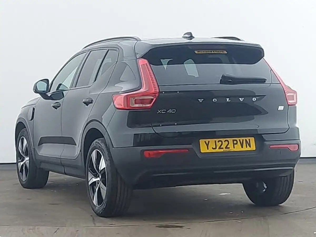 2022-volvo-xc40-15-t4-r-design-big-1