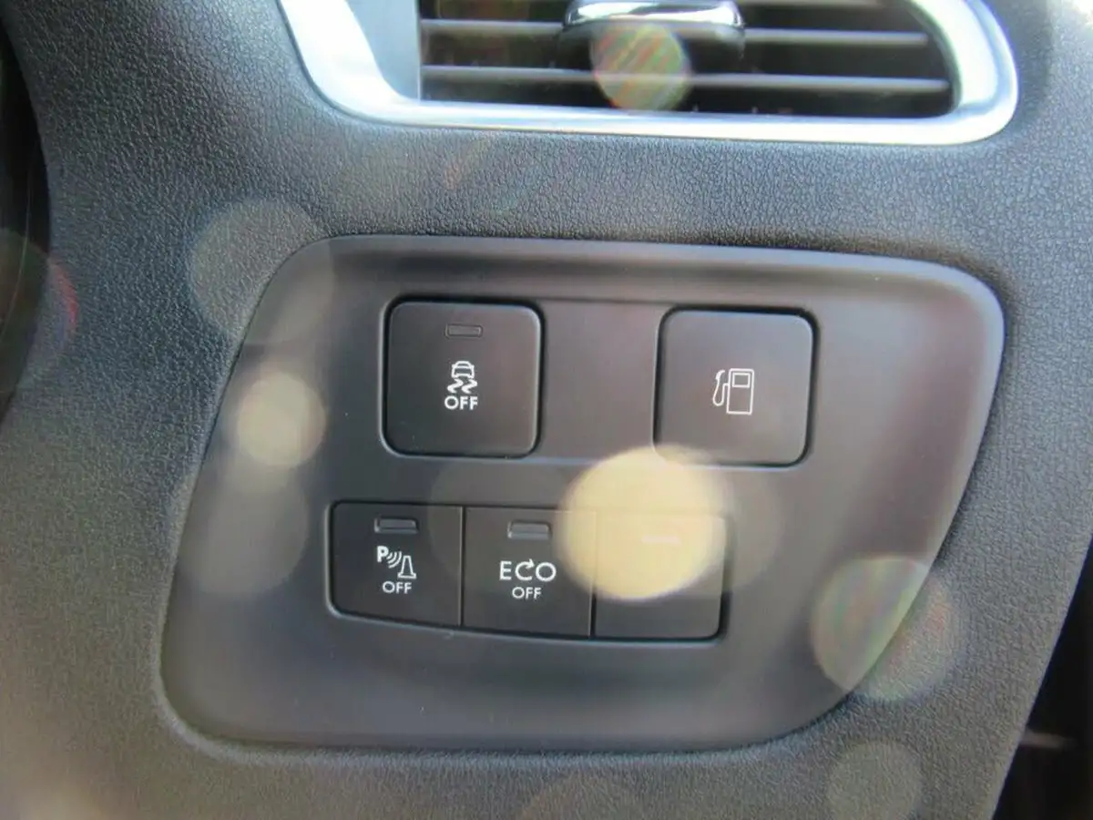 2015-citroen-ds4-16bluehdi-dstyle-nav-big-16