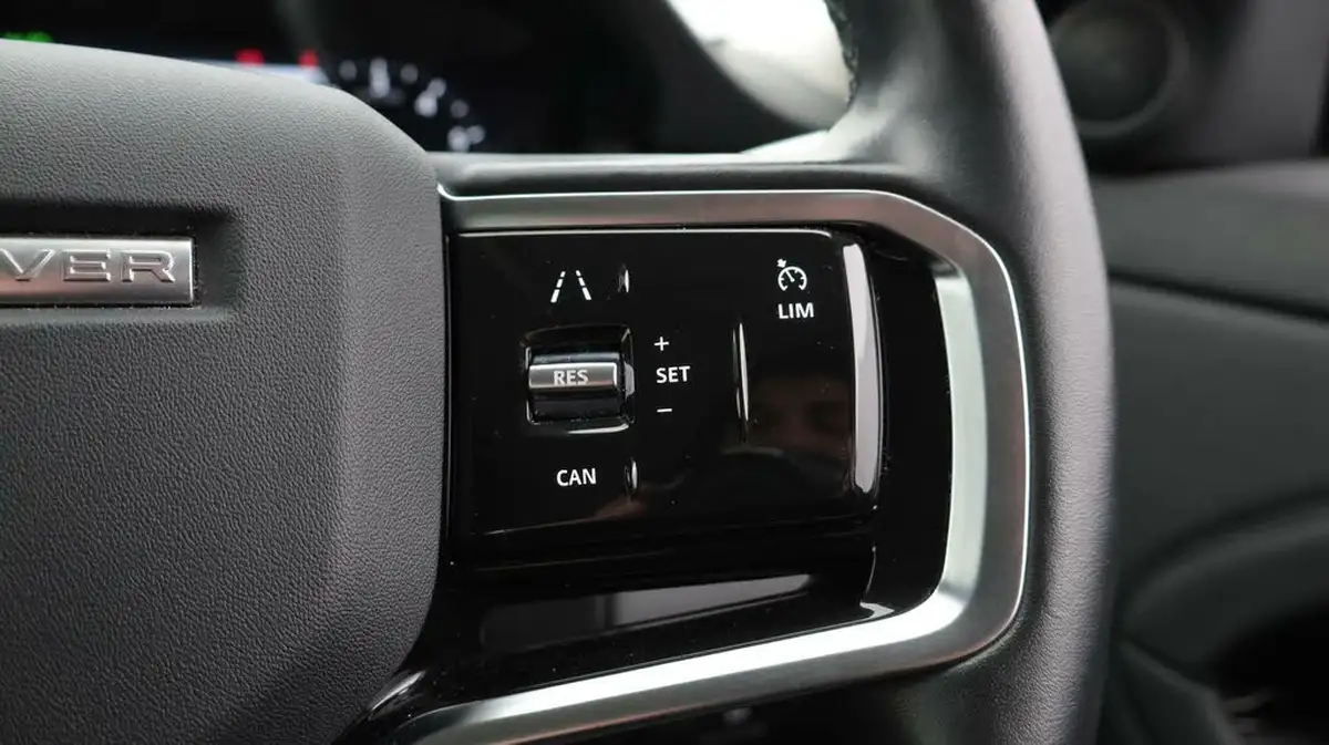2021-land-rover-range-rover-evoque-15-p300e-se-big-25