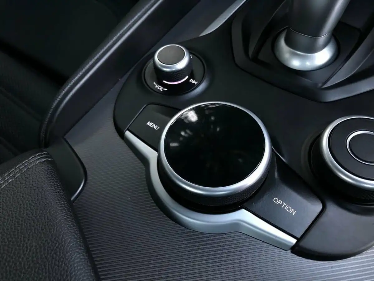 2018-alfa-romeo-giulia-20-veloce-big-52