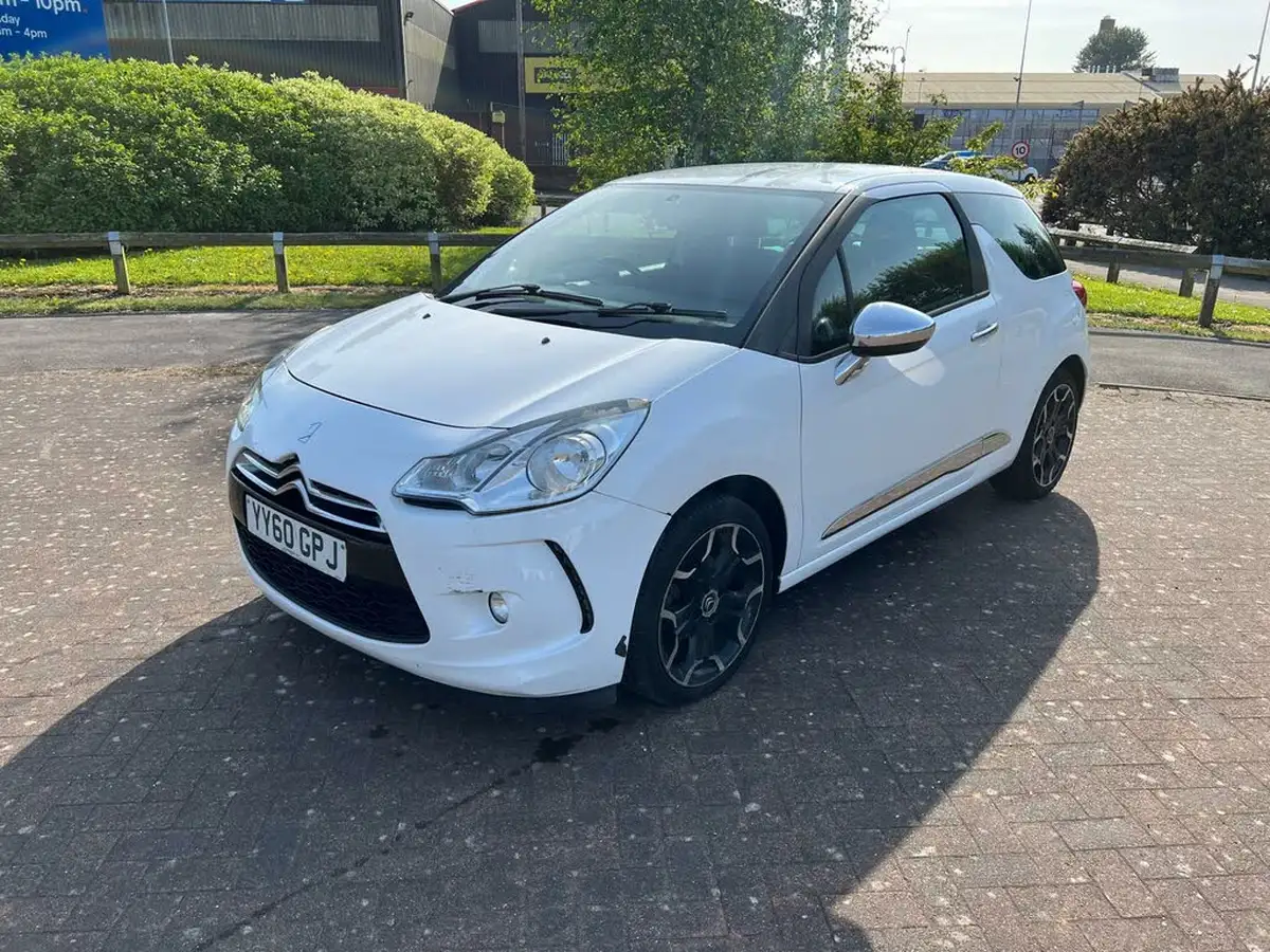 2010-citroen-ds3-16td-black-big-2