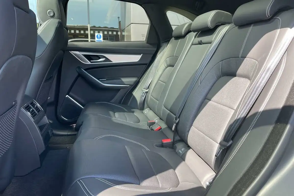 2023-jaguar-f-pace-20-d200-r-dynamic-se-black-big-34