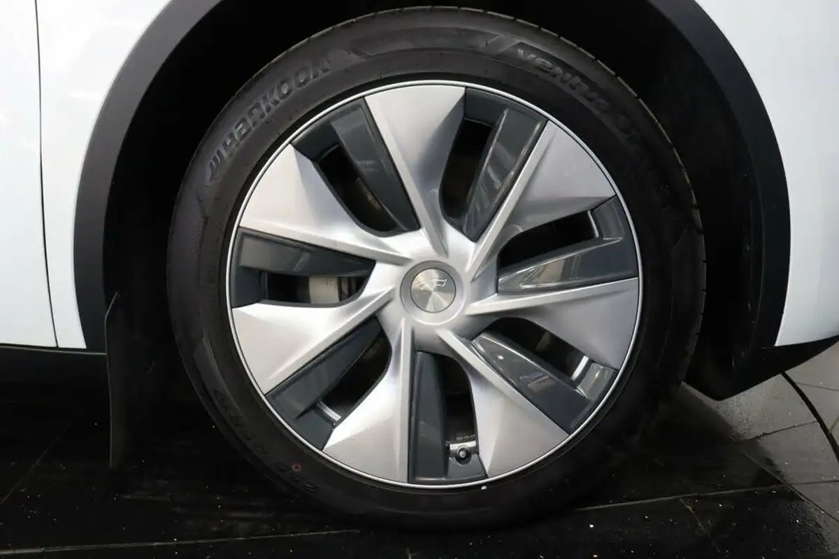 2024-tesla-model-y-e-rwd-big-10
