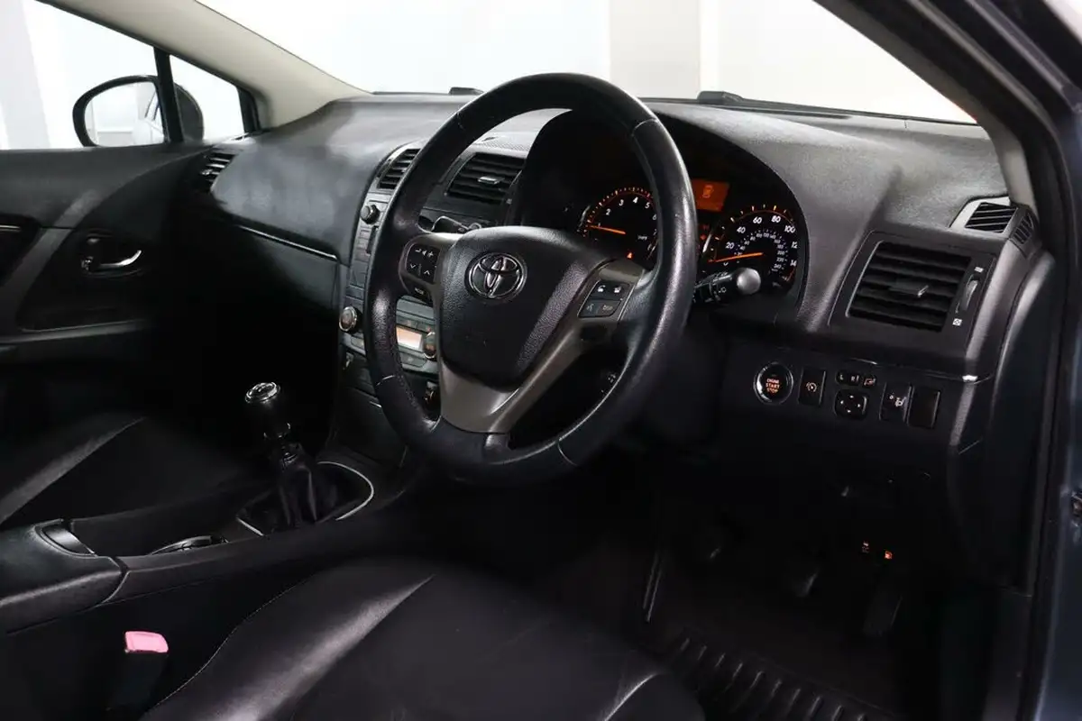 2010-toyota-avensis-20-t4-estate-5d-big-2