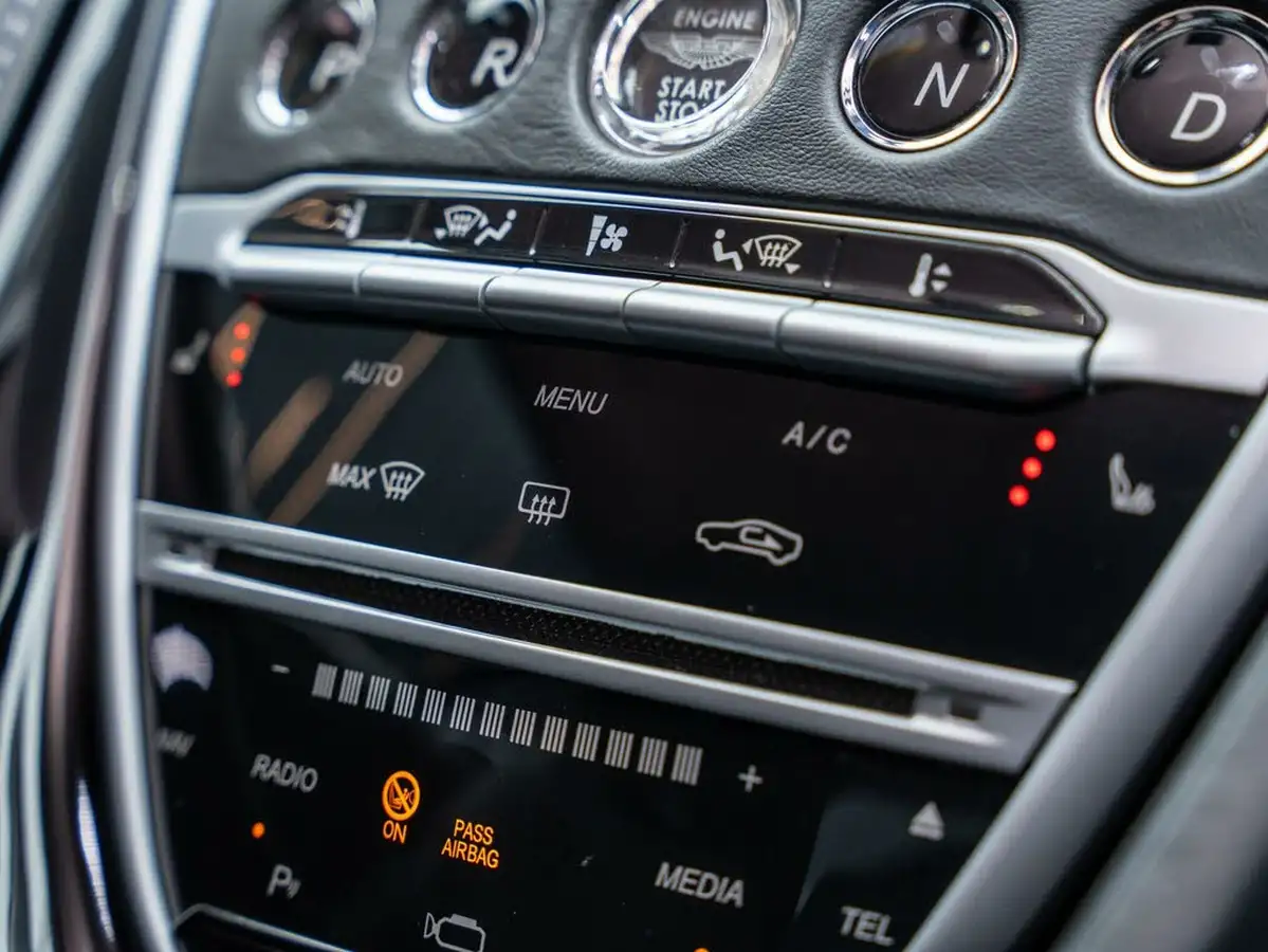 2019-aston-martin-db11-40-v8-big-17