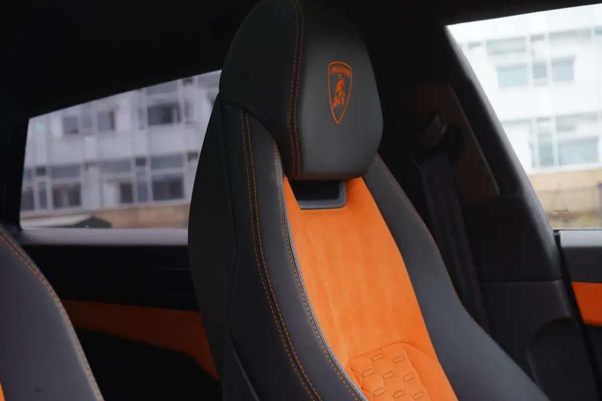 2021-lamborghini-urus-40-no-trim-big-11