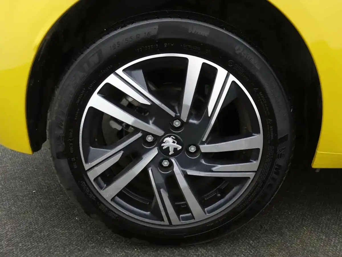 2023-peugeot-208-12-puretech-active-premium-100ps-eat8-big-5