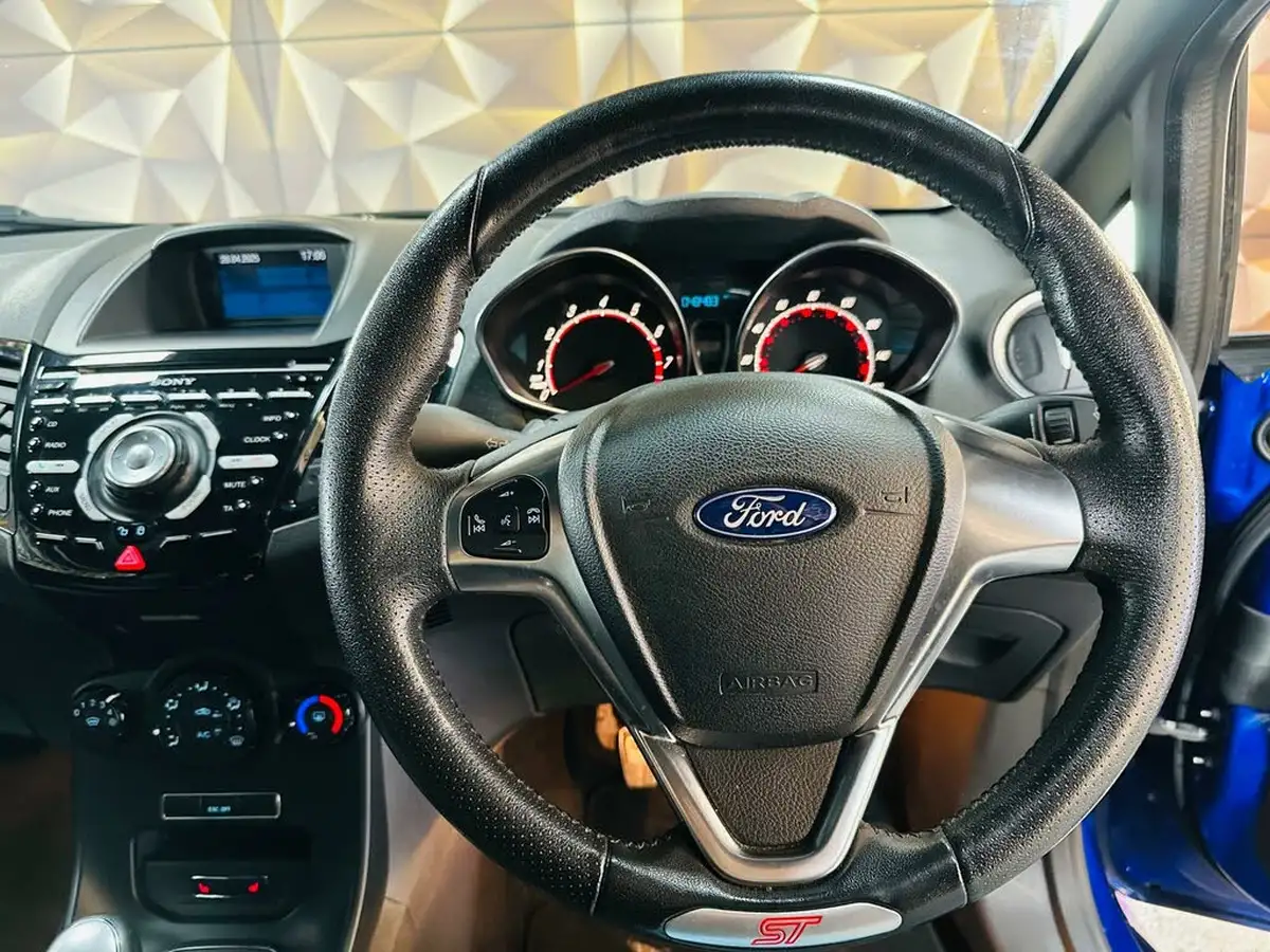 2016-ford-fiesta-16-st-2-3d-big-41