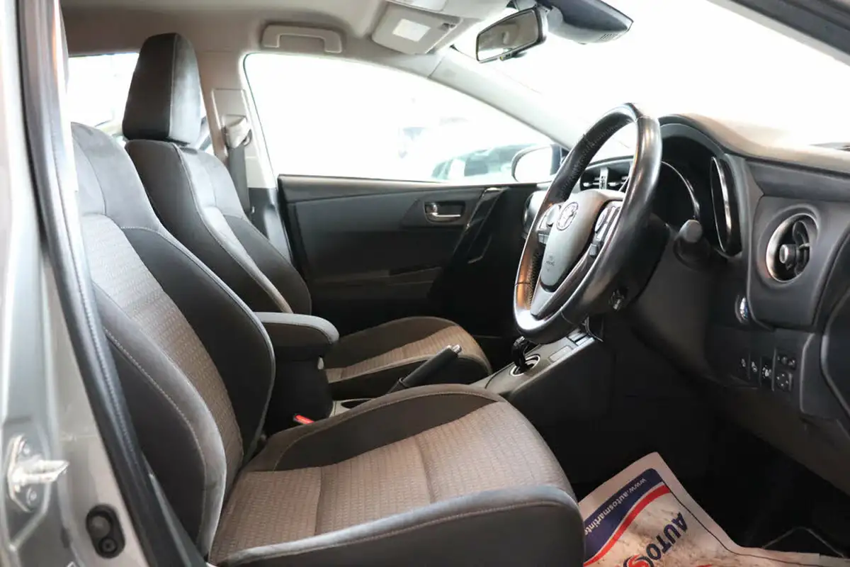 2018-toyota-auris-18-vvt-i-hsd-design-hatchback-big-17