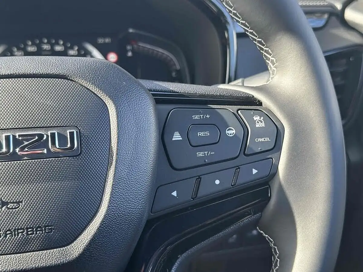 2025-isuzu-d-max-19td-v-cross-big-32