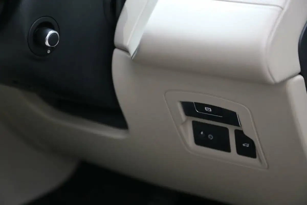 2019-land-rover-range-rover-velar-20-d240-r-dynamic-hse-big-39