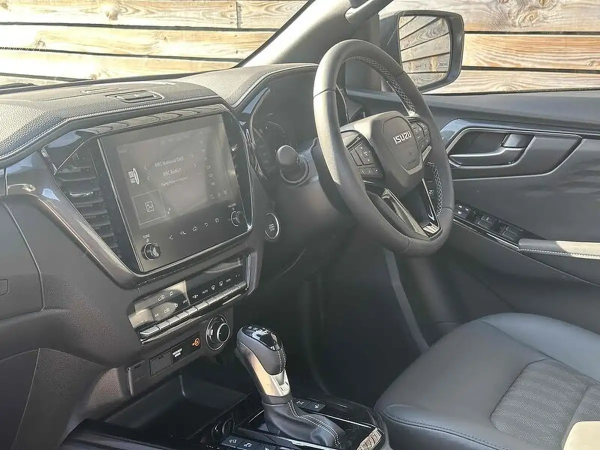 2025-isuzu-d-max-19td-v-cross-steel-edition-auto-big-17