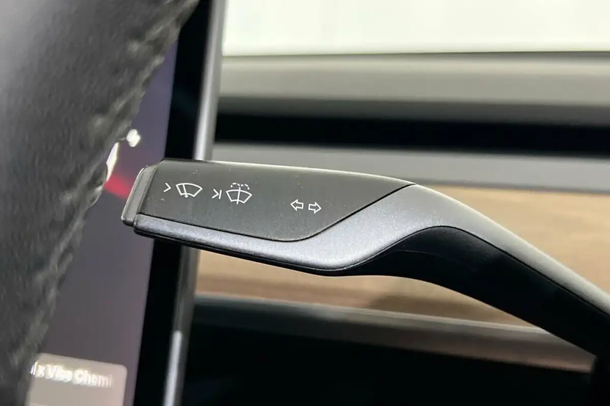 2020-tesla-model-3-e-long-range-big-23