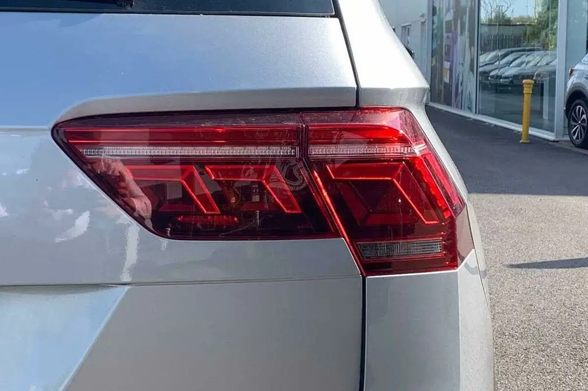 2022-volkswagen-tiguan-allspace-15-tsi-r-line-big-18