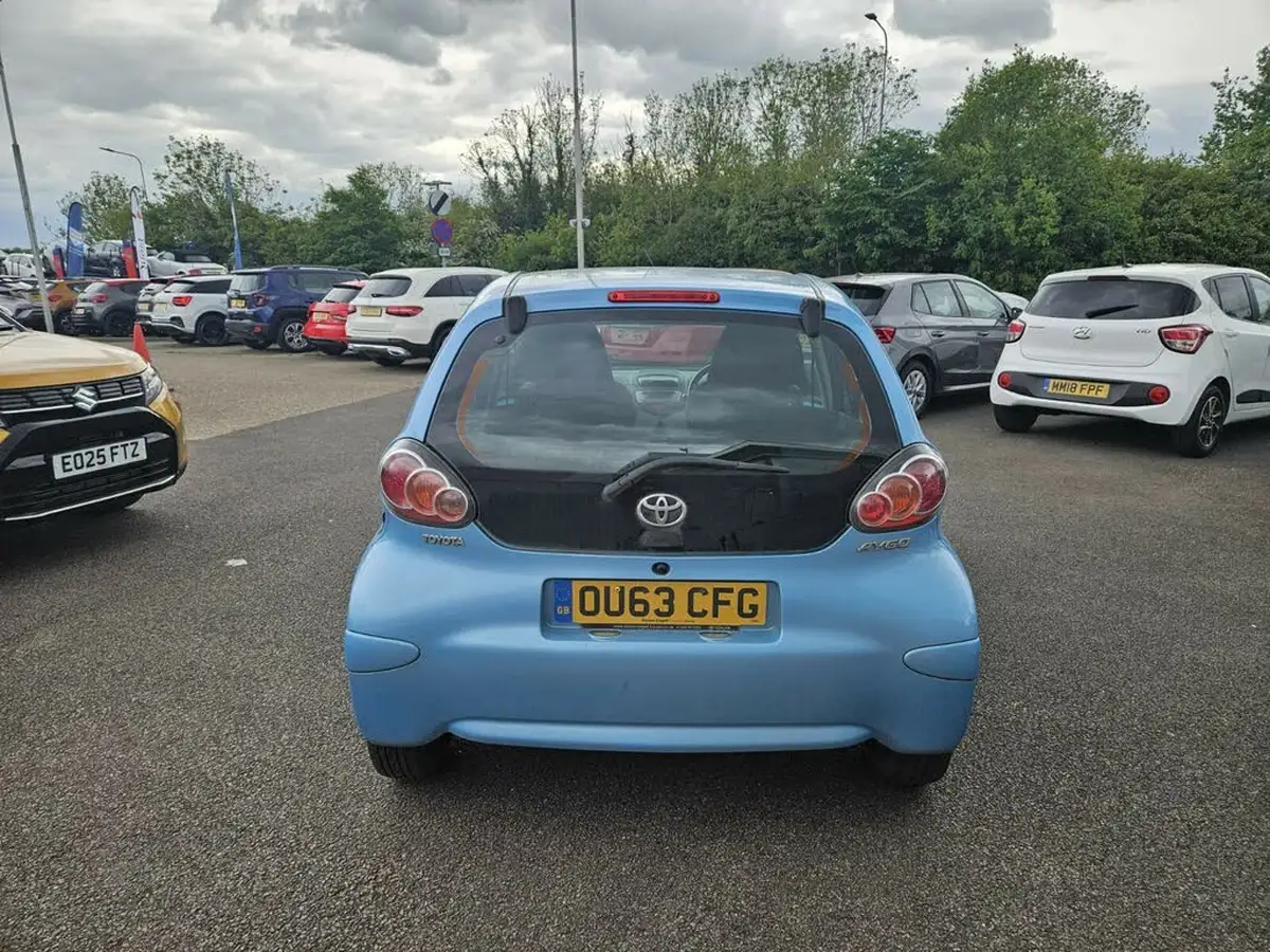 2013-toyota-aygo-10-move-5d-big-6