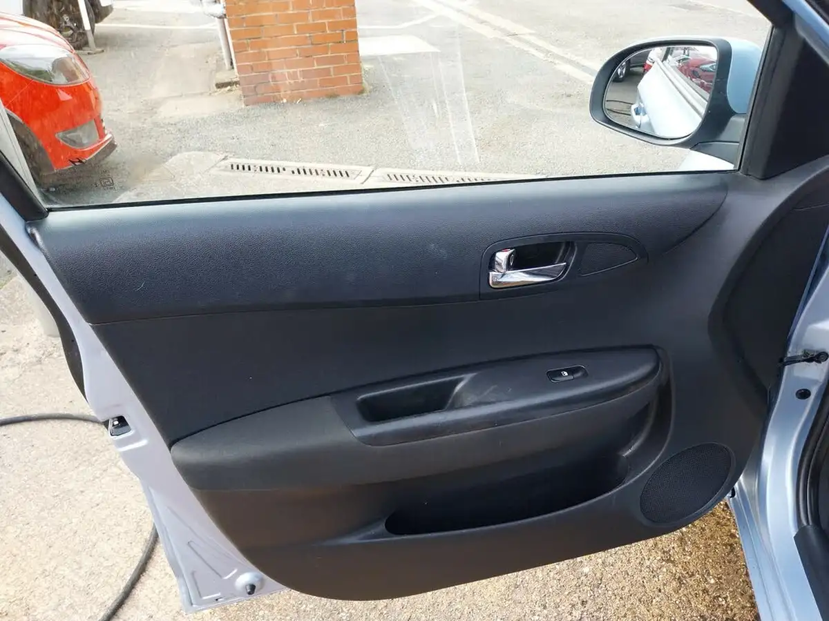 2013-hyundai-i20-12-active-5d-big-20