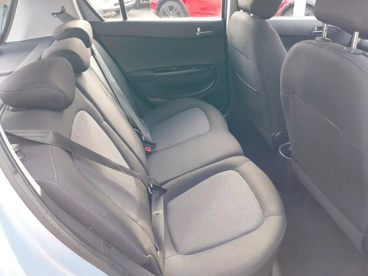 2013-hyundai-i20-12-active-5d-big-16