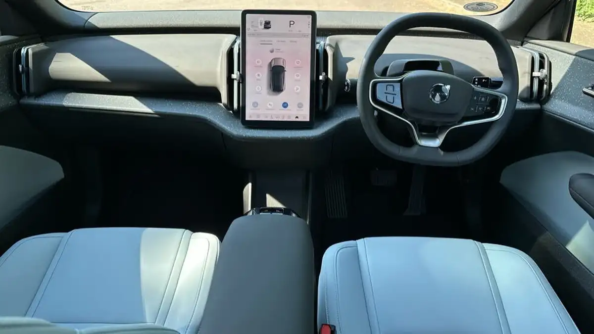 2025-volvo-ex30-e-twin-ultra-big-4