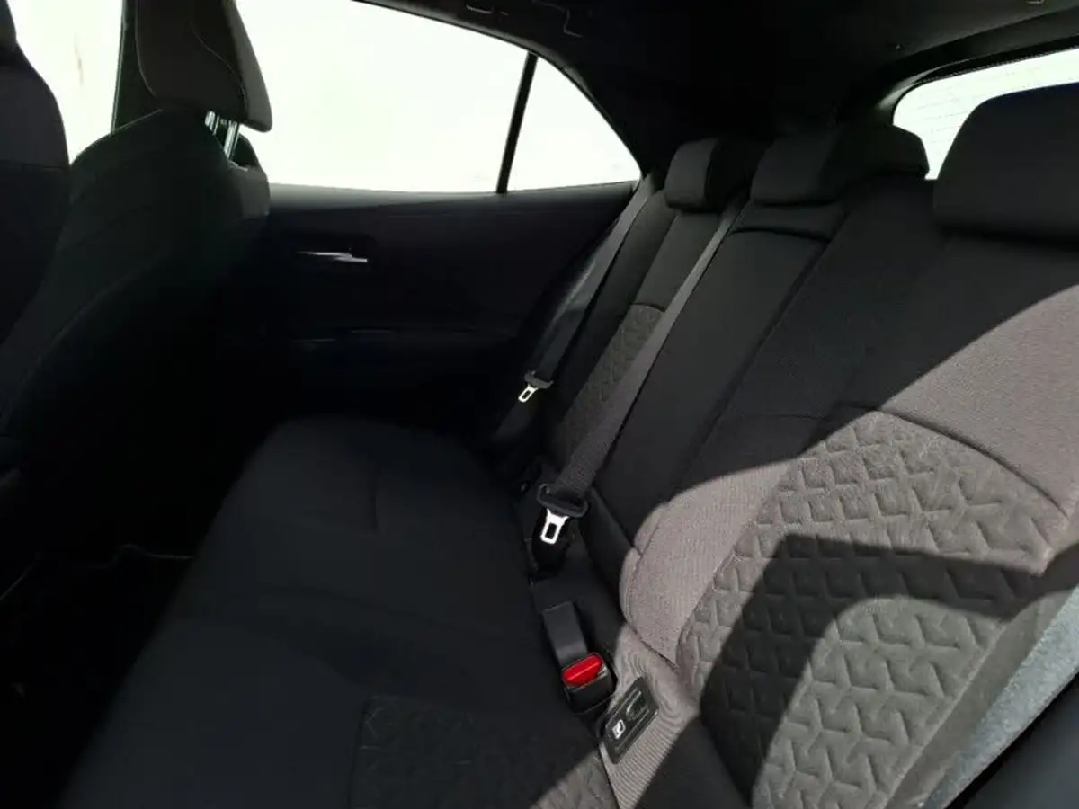 2022-toyota-corolla-18-vvt-i-icon-120bhp-trk-hatchback-5d-big-5