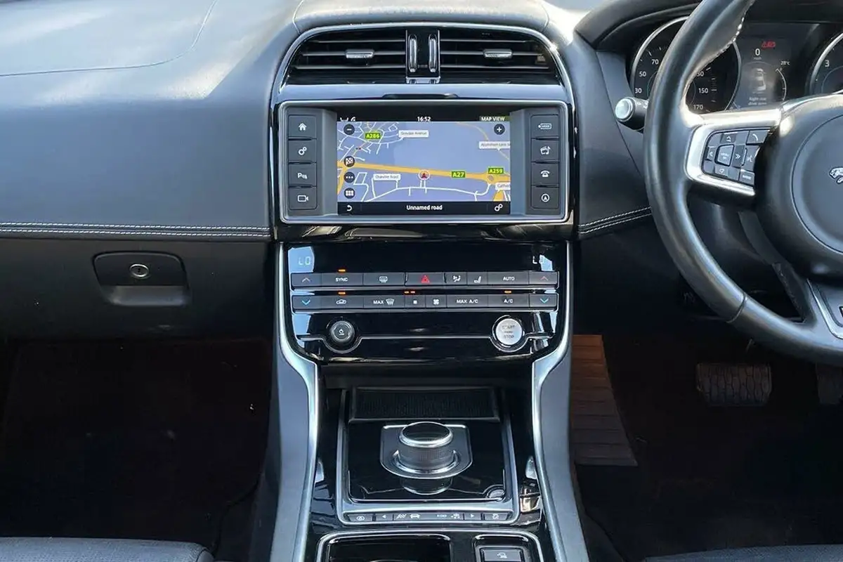 2018-jaguar-xe-20i-r-sport-249ps-1998cc-big-34