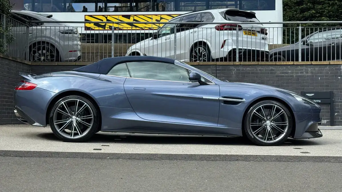 2014-aston-martin-vanquish-big-14